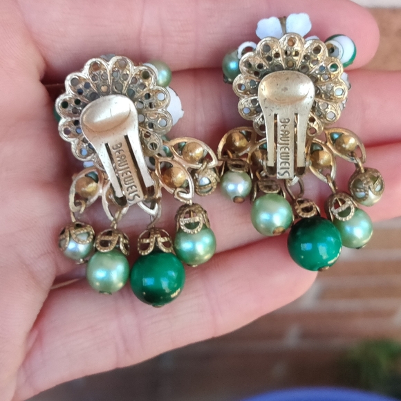 Vintage Beau's Jewels Green Rhinestone And Pearl Flower Earrings - Picture 7 of 7